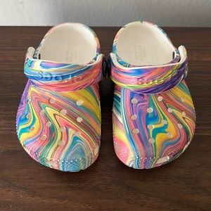 Baby rainbow crocs 4C